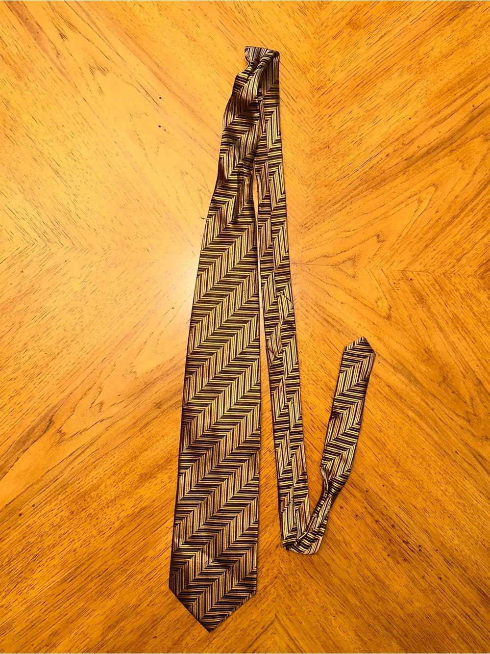 Benedetto 100% SILK Men's Designer Geometric Tie Gold Black Chevron Pattern